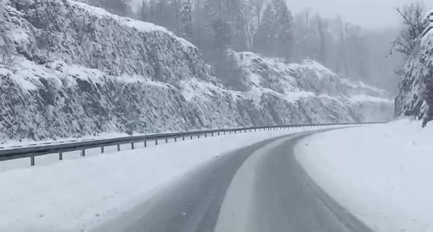 Kaos na cestama: Snijeg i olujni vjetar otežavaju promet diljem Hrvatske (thumbnail) Kaos na cestama: Snijeg i olujni vjetar otežavaju promet diljem Hrvatske (thumbnail)