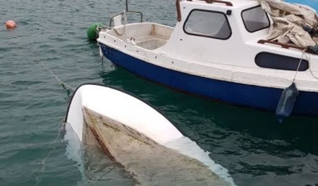 Vela Luka: Trajekt udario u lučko svjetlo te potopio usidrenu brodicu