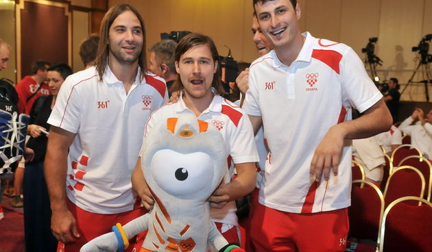 Zagreb, 230712.U Kristalnoj dvorani hotela Westin i uz direktan TV prijenos ispracena je najveca skupina hrvatskih sportasa na OI u London.Na slici: rukometasi Ivano Balic, Ivan Cupic i Domagoj Duvnjak.Foto: Bruno Konjevic / CROPIX