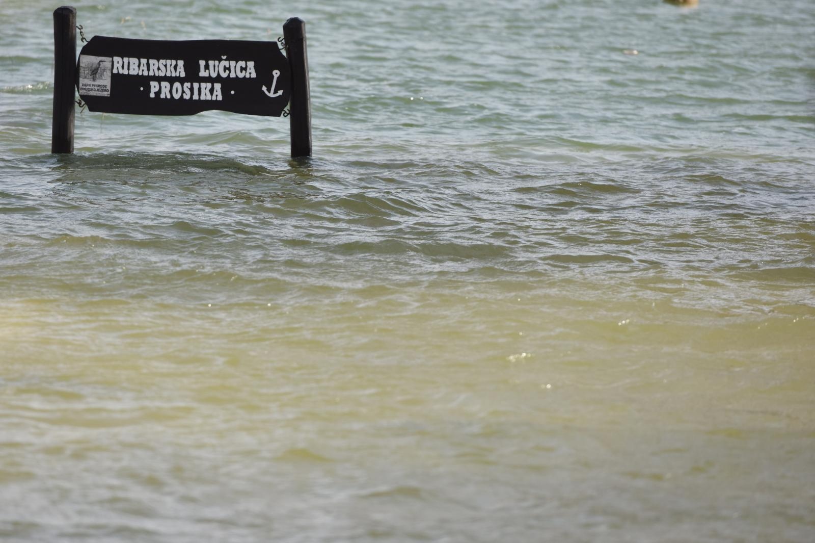 Nezapamćeno visoka razina vodostaja Vranskog jezera Nezapamćeno visoka razina vodostaja Vranskog jezera