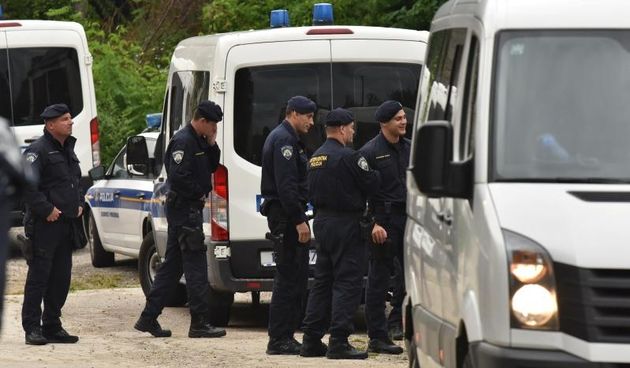 utohtona Hrvatska stranka prava (A-HSP) dobila je rok da sator i drugu opremu ukloni s prostora uz antifasisticki spomenik najkasnije do jutros u 7 sati, a buduci da to nisu napravili intervenirala je specijalna policija koja ih je blokirala i privela. Ze