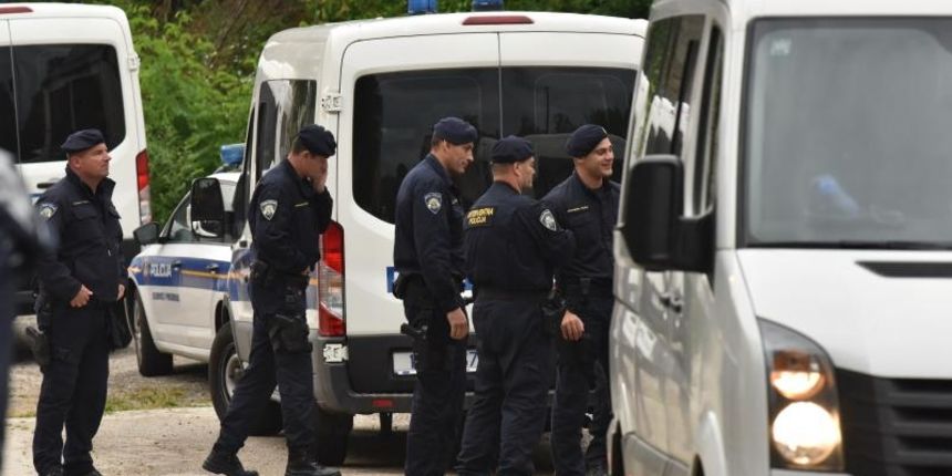 utohtona Hrvatska stranka prava (A-HSP) dobila je rok da sator i drugu opremu ukloni s prostora uz antifasisticki spomenik najkasnije do jutros u 7 sati, a buduci da to nisu napravili intervenirala je specijalna policija koja ih je blokirala i privela. Ze