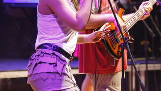 Split, 200810.
Koncert “Funk on the beach” u cast preminulog Dina Dvornika odrzan je na plazi Bacvice u organizaciji Deana Dvornika. Koncert je kasnio dva sata, dok je vise od 6 tisuca poklonika Dina Dvornika cekalo pocetak.
Na fotografiji: Zanamari Lalic Split, 200810.
Koncert “Funk on the beach” u cast preminulog Dina Dvornika odrzan je na plazi Bacvice u organizaciji Deana Dvornika. Koncert je kasnio dva sata, dok je vise od 6 tisuca poklonika Dina Dvornika cekalo pocetak.
Na fotografiji: Zanamari Lalic