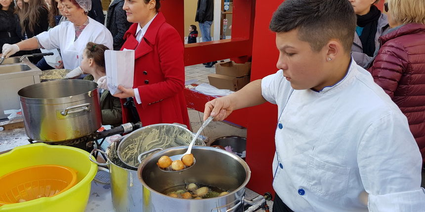 Đir po gradu 10. prosinca 2016. Kupi frite razveseli dite