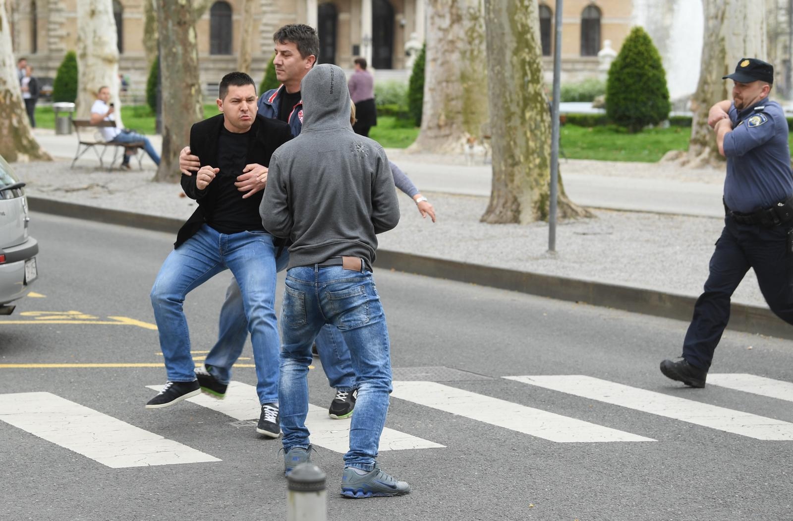 Incident nakon izricanja presude Komšiću: Stric ubijene Kristine nasrnuo na prolaznika Incident nakon izricanja presude Komšiću: Stric ubijene Kristine nasrnuo na prolaznika