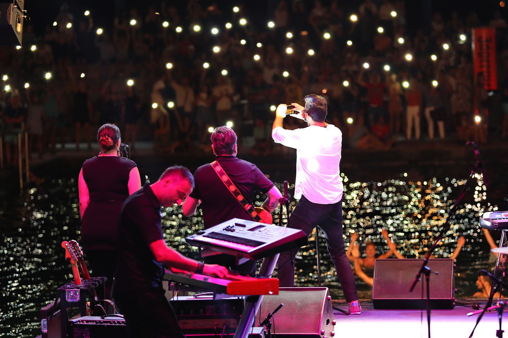 Fenomenalni Petar Grašo raspjevao i rasplesao Biograd Fenomenalni Petar Grašo raspjevao i rasplesao Biograd