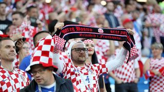 Veseli hrvatski navijači u kockicama ispunili Baltik Arenu u Kalinjingradu Veseli hrvatski navijači u kockicama ispunili Baltik Arenu u Kalinjingradu