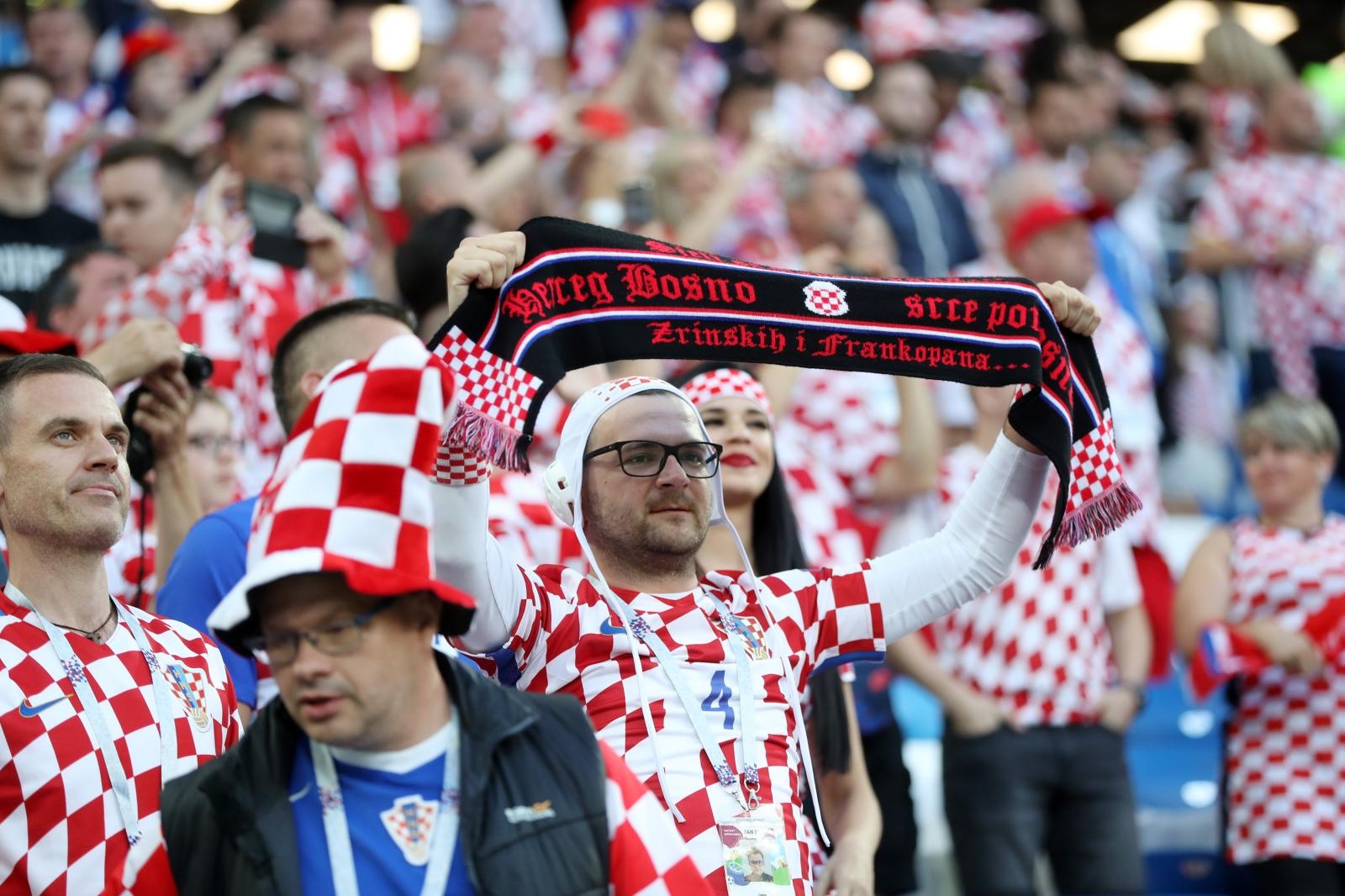 Veseli hrvatski navijači u kockicama ispunili Baltik Arenu u Kalinjingradu Veseli hrvatski navijači u kockicama ispunili Baltik Arenu u Kalinjingradu