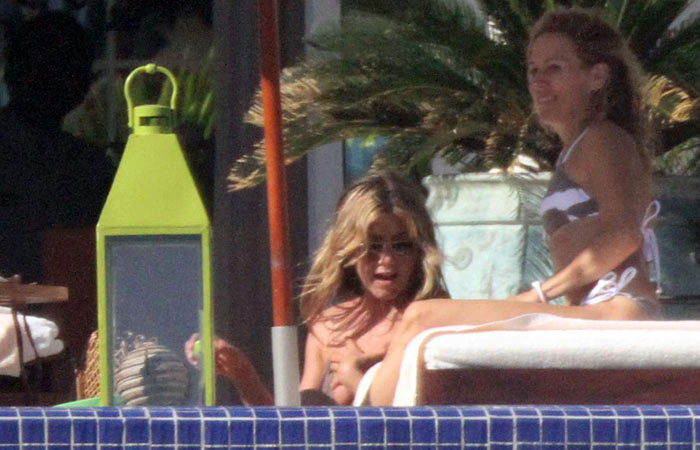 Jennifer Aniston u seksi badiću proslavila 41. rođendan (Jutarnji.hr)