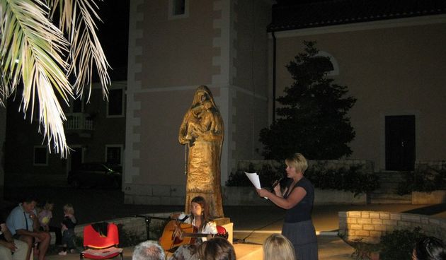 Zajedno kroz stihove i note Nikolina Mojic i Tea Vidaic