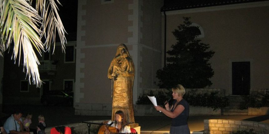 Zajedno kroz stihove i note Nikolina Mojic i Tea Vidaic Zajedno kroz stihove i note Nikolina Mojic i Tea Vidaic