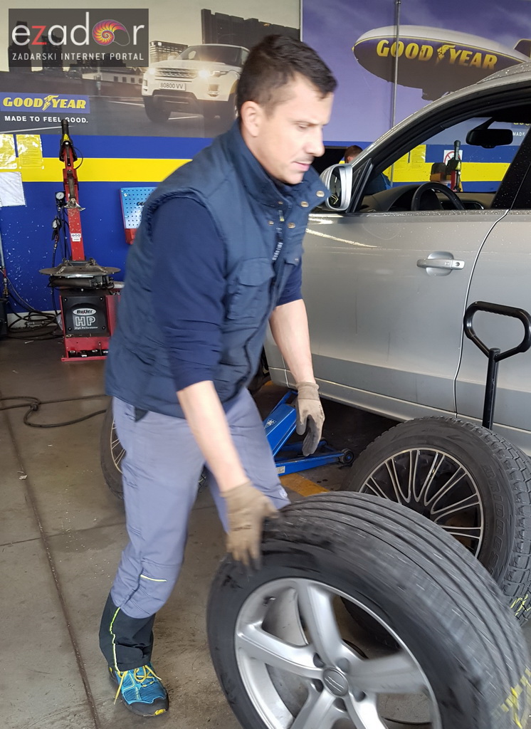 Zadrani pohrlili na izmjenu ljetnih sa zimskim gumama Zadrani pohrlili na izmjenu ljetnih sa zimskim gumama