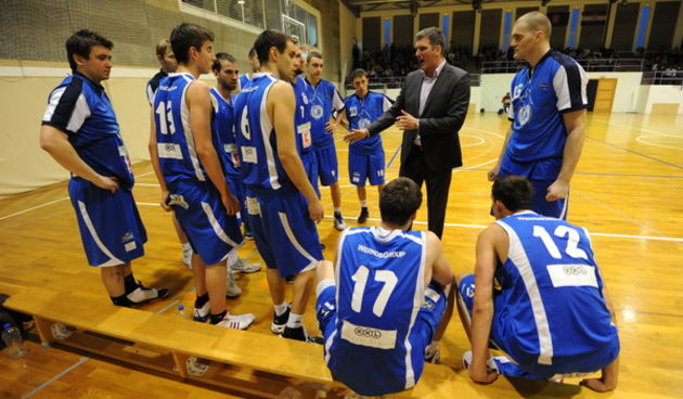 Policnik, 250312Skolska dvorana u Policniku. Kvalifikacije za popunu A1 lige kosarkasa. KK Policnik – KK Sokol Osijek.Na fotografiji: momcad Sokola na time outuFoto: Luka Gerlanc / CROPIX