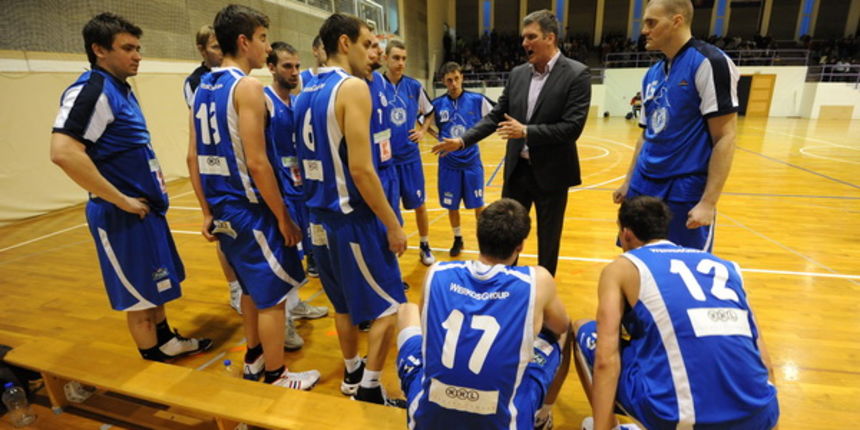 Policnik, 250312Skolska dvorana u Policniku. Kvalifikacije za popunu A1 lige kosarkasa. KK Policnik – KK Sokol Osijek.Na fotografiji: momcad Sokola na time outuFoto: Luka Gerlanc / CROPIX Policnik, 250312Skolska dvorana u Policniku. Kvalifikacije za popunu A1 lige kosarkasa. KK Policnik – KK Sokol Osijek.Na fotografiji: momcad Sokola na time outuFoto: Luka Gerlanc / CROPIX