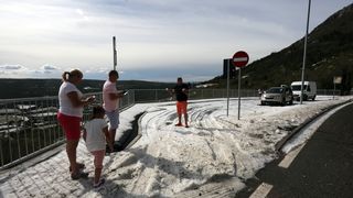 Plomin: olujno nevrijeme s tučom zahvatilo područje grada, građani koristili lopate za snijeg