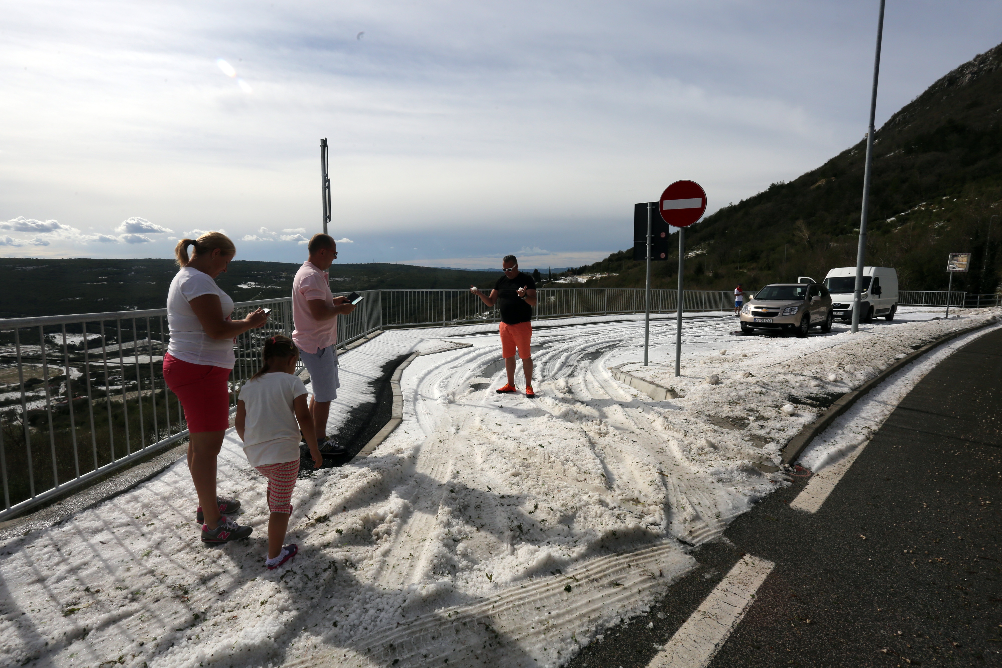 Plomin: olujno nevrijeme s tučom zahvatilo područje grada, građani koristili lopate za snijeg