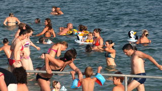 Zadar, 020712.
Danasnjih 34 stpupnja koliko je bilo u Zadru, mnoge je natjeralo da osvjezenje potraze u moru. 
Na fotografiji: detalj sa plaze u Zadru.
Foto: Andrija Lucic / Cropix