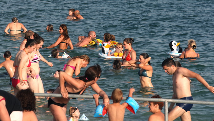 Zadar, 020712.
Danasnjih 34 stpupnja koliko je bilo u Zadru, mnoge je natjeralo da osvjezenje potraze u moru. 
Na fotografiji: detalj sa plaze u Zadru.
Foto: Andrija Lucic / Cropix