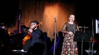 Zagrebacki gradonacelnik Milan Bandic svecano je otvorio zagrebacke fontane. U glazbenom dijelu programa nastupili su Prljavo kazaliste, Ivana Kindl, te orkestar i solisti Kazalista Komedija pod ravnanjem Kresimira Batinica: Renata Sabljak, Sandra Bagaric