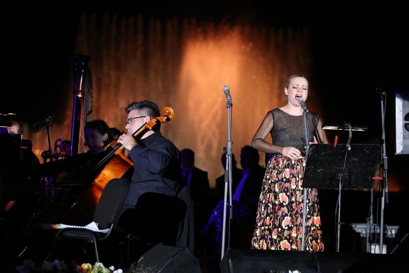 Zagrebacki gradonacelnik Milan Bandic svecano je otvorio zagrebacke fontane. U glazbenom dijelu programa nastupili su Prljavo kazaliste, Ivana Kindl, te orkestar i solisti Kazalista Komedija pod ravnanjem Kresimira Batinica: Renata Sabljak, Sandra Bagaric