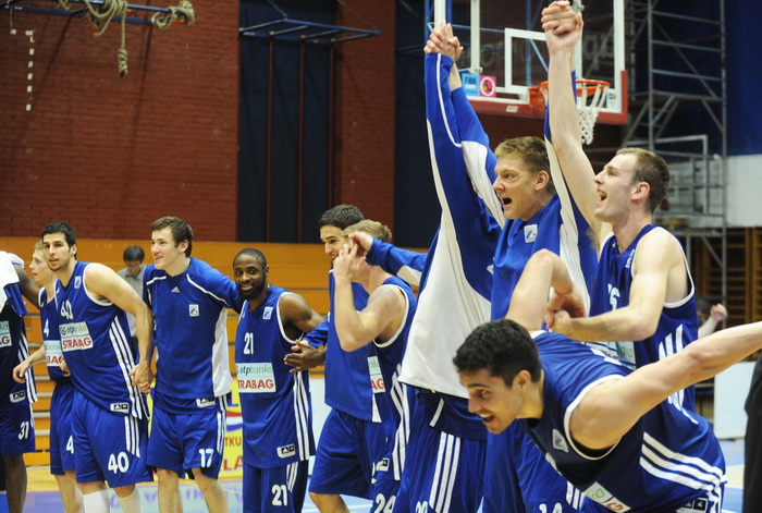 Zagreb, 080512.
Dvorana OS u Trnskom.
Kosarkaska A1 liga za prvaka, 13. kolo.
KK Zagreb – KK Zadar.
Na fotografiji: slavlje KK Zadar za osvojeno 4-to mjesto.
Foto: Damir Krajac / CROPIX Zagreb, 080512.
Dvorana OS u Trnskom.
Kosarkaska A1 liga za prvaka, 13. kolo.
KK Zagreb – KK Zadar.
Na fotografiji: slavlje KK Zadar za osvojeno 4-to mjesto.
Foto: Damir Krajac / CROPIX
