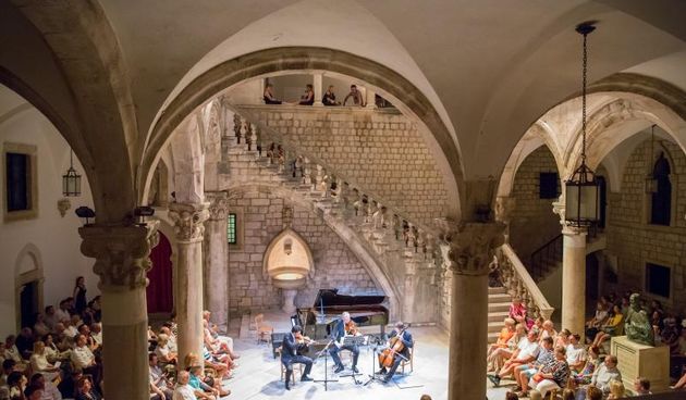 Atrij knezevog dvora, Dubrovnik – Koncert klasaicne glazbe. Ansambl becke filharmonije. Shkelzen Doli, violina Holger Groh, violina Sebastian Bru, violoncelo, Gottlieb Wallisch, klavir. Photo: Grgo Jelavic/PIXSELL