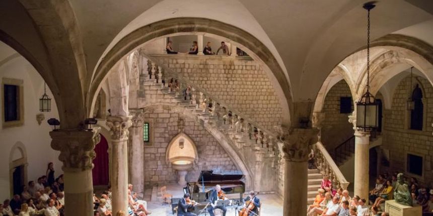 Atrij knezevog dvora, Dubrovnik – Koncert klasaicne glazbe. Ansambl becke filharmonije. Shkelzen Doli, violina Holger Groh, violina Sebastian Bru, violoncelo, Gottlieb Wallisch, klavir. Photo: Grgo Jelavic/PIXSELL