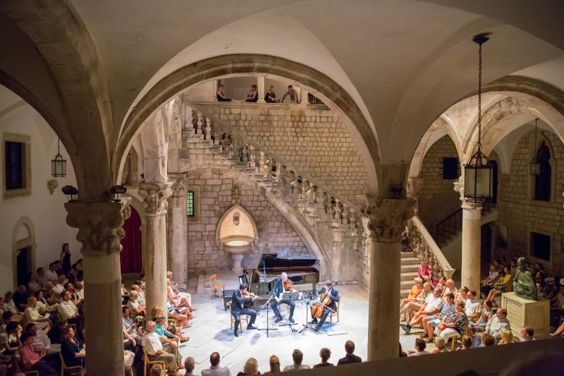 Atrij knezevog dvora, Dubrovnik – Koncert klasaicne glazbe. Ansambl becke filharmonije. Shkelzen Doli, violina Holger Groh, violina Sebastian Bru, violoncelo, Gottlieb Wallisch, klavir. Photo: Grgo Jelavic/PIXSELL