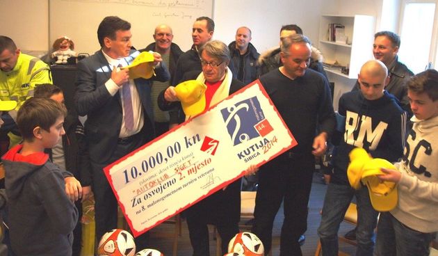 Autoklub Siget vođen sportskim legendama Miroslavom Ćirom Blaževićem i dr.sc. Damirom Škarom donirali 10 000 kuna Udruzi “Krijesnica”