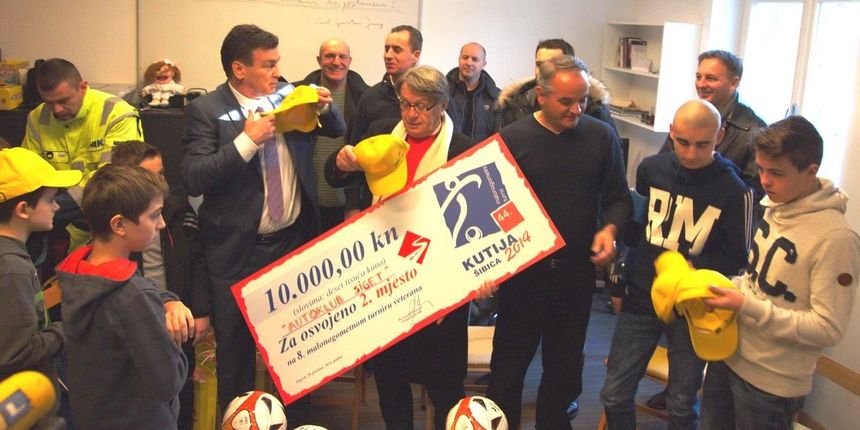 Autoklub Siget vođen sportskim legendama Miroslavom Ćirom Blaževićem i dr.sc. Damirom Škarom donirali 10 000 kuna Udruzi “Krijesnica” Autoklub Siget vođen sportskim legendama Miroslavom Ćirom Blaževićem i dr.sc. Damirom Škarom donirali 10 000 kuna Udruzi “Krijesnica”