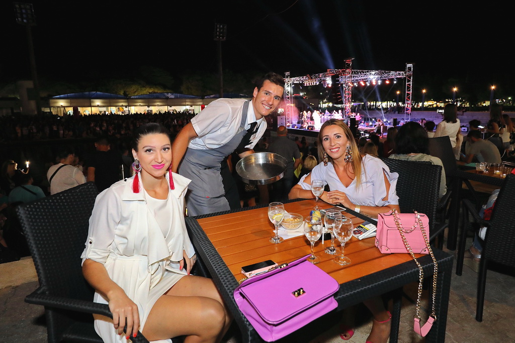 Čudesna Doris Dragović oduševila u Biogradu na Moru Čudesna Doris Dragović oduševila u Biogradu na Moru