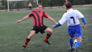 Zadar, 281110.
Povodom proslave 100 godina NK. Arbanasi, odigrana je nogometna utakmica izmedju veterana Nk. Arbanasi i veterana NK. Hajduk.
Na fotografiji: za Arbanase je igrao ministar Bozidar Kalmeta i postigao je gol.
Foto: Andrija Lucic / CROPIX Zadar, 281110.
Povodom proslave 100 godina NK. Arbanasi, odigrana je nogometna utakmica izmedju veterana Nk. Arbanasi i veterana NK. Hajduk.
Na fotografiji: za Arbanase je igrao ministar Bozidar Kalmeta i postigao je gol.
Foto: Andrija Lucic / CROPIX