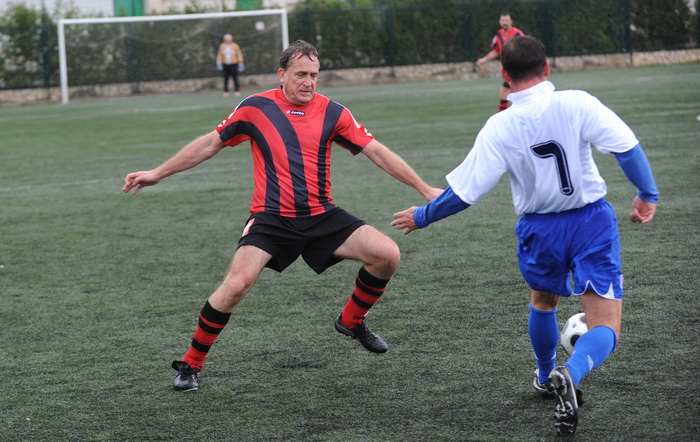Zadar, 281110.
Povodom proslave 100 godina NK. Arbanasi, odigrana je nogometna utakmica izmedju veterana Nk. Arbanasi i veterana NK. Hajduk.
Na fotografiji: za Arbanase je igrao ministar Bozidar Kalmeta i postigao je gol.
Foto: Andrija Lucic / CROPIX Zadar, 281110.
Povodom proslave 100 godina NK. Arbanasi, odigrana je nogometna utakmica izmedju veterana Nk. Arbanasi i veterana NK. Hajduk.
Na fotografiji: za Arbanase je igrao ministar Bozidar Kalmeta i postigao je gol.
Foto: Andrija Lucic / CROPIX