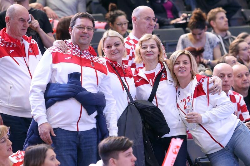 Hrvatski navijači u Parizu na utakmici Slovenija – Hrvatska za 3. mjesto na Svjetskom prvenstvu