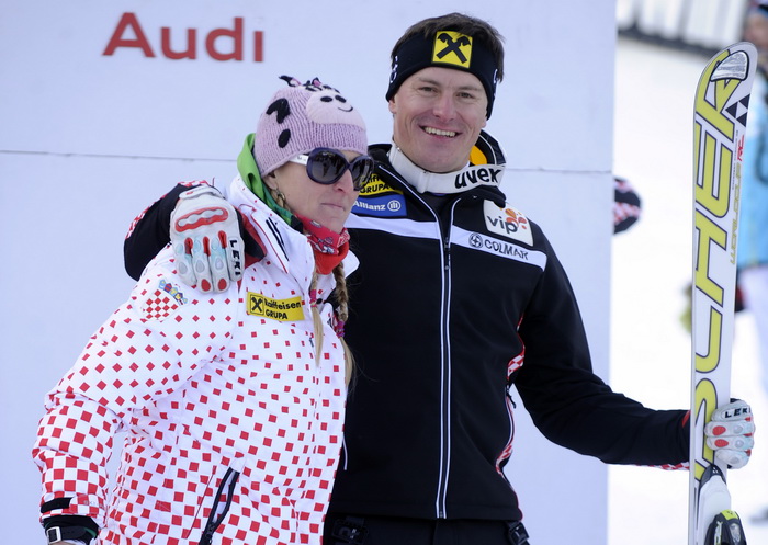 Kitzbuhel, 210111.
Fis Audi World Cup, Svjetski skijaski kup u Kitzbuhelu utrka Super G.
Na slici: Ivica Kostelic pobjednik Super G sa sestrom Janicom Kostelic.
Foto: Drago Sopta / CROPIX Kitzbuhel, 210111.
Fis Audi World Cup, Svjetski skijaski kup u Kitzbuhelu utrka Super G.
Na slici: Ivica Kostelic pobjednik Super G sa sestrom Janicom Kostelic.
Foto: Drago Sopta / CROPIX