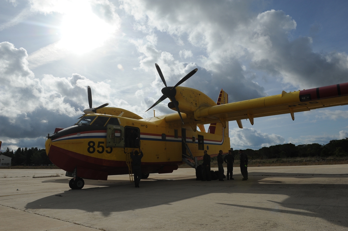 Posade dvaju Canadiara vratili se s uspješne misije u sjevernoj Italiji Posade dvaju Canadiara vratili se s uspješne misije u sjevernoj Italiji