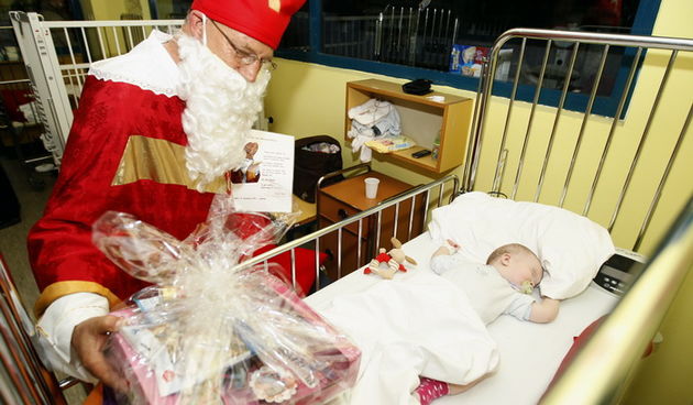 Zadar, 051211.
Povodom sutrasnjeg blagdana Svetog Nikole clanovi HVIDRE Zadar prigodno su darivali djecu na odjelu pedijatrije zadarske bolnice.
Foto: Jure Miskovic / CROPIX