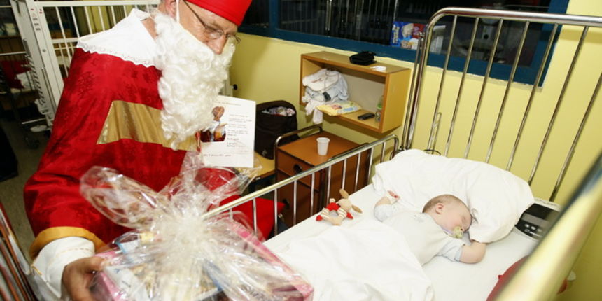 Zadar, 051211.
Povodom sutrasnjeg blagdana Svetog Nikole clanovi HVIDRE Zadar prigodno su darivali djecu na odjelu pedijatrije zadarske bolnice.
Foto: Jure Miskovic / CROPIX