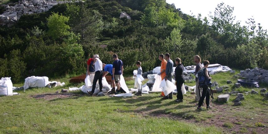Na Vlaškom gradu odrađena akcija “Za lopatu više!”, foto: PD Paklenica Na Vlaškom gradu odrađena akcija “Za lopatu više!”, foto: PD Paklenica