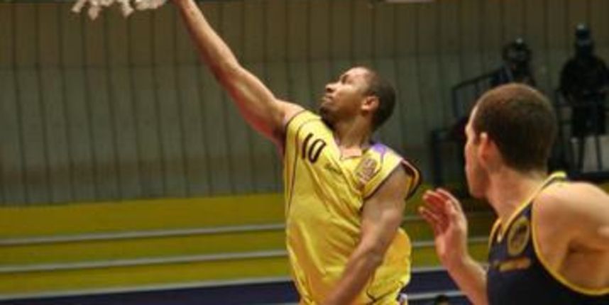 Malik Dixon u dresu Hapoel Holona Malik Dixon u dresu Hapoel Holona