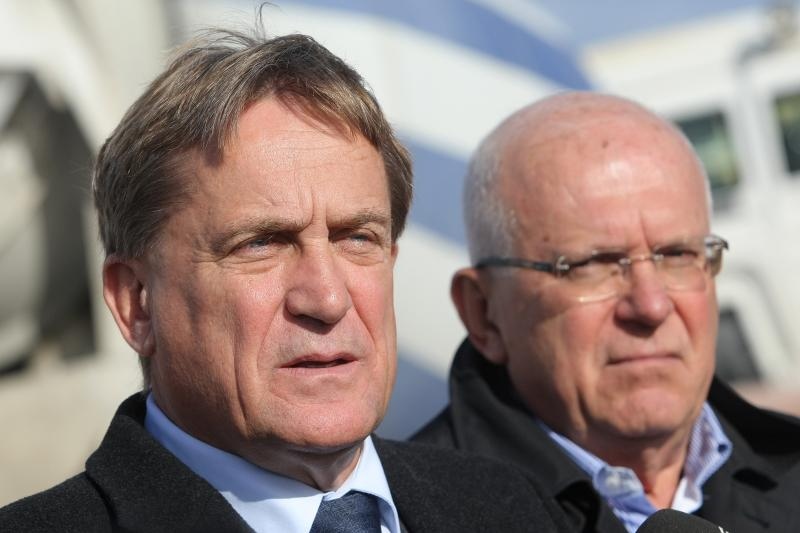 U ulici Ive Masine (Mjesni odbor Crvene kuce) gradonacelnik Bozidar Kalmeta sa suradnicima polozio je kamen temeljac. Time je svecano obiljezeni pocetak gradnje socijalnih stanova po modelu programa POS. Photo: Dino Stanin/PIXSELL