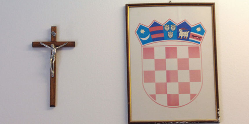 Zadar, 140110.
Odlukom ravnatelja Ranka Artukovica u svim ucionicama gimnazije Jurja Barakovica postavljen je kriz.
Na fotografiji : kriz u jednoj od ucionica gimnazije Jurja Barakovica.
Foto : Andrija Lucic / CROPIX Zadar, 140110.
Odlukom ravnatelja Ranka Artukovica u svim ucionicama gimnazije Jurja Barakovica postavljen je kriz.
Na fotografiji : kriz u jednoj od ucionica gimnazije Jurja Barakovica.
Foto : Andrija Lucic / CROPIX