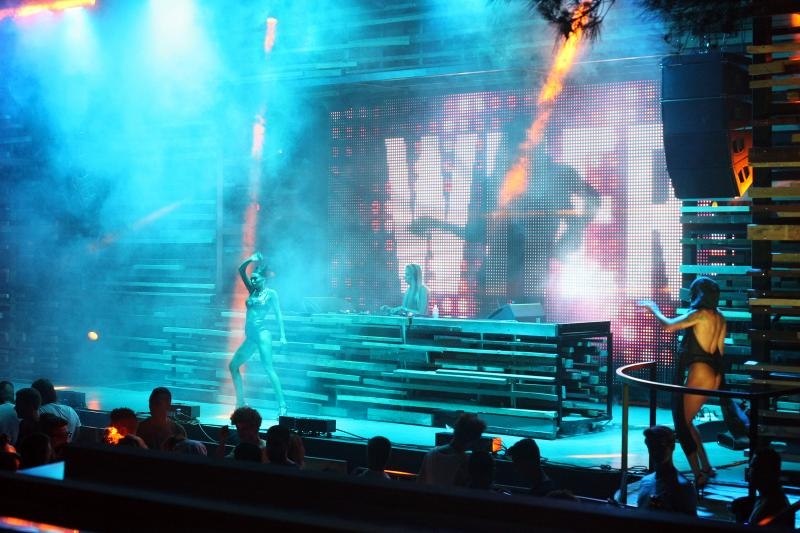 Plaza Zrce, prvi dan Allure Music festivala koji se odrzava u klubu Kalypso. Na Allure Music festivalu sve DJ-ice, plesacice, hostese su iskljucivo zene sto ga cini posebno od svih drugih festivala koji se odrzavaju na Zrcu. Photo: Luka Stanzl/PIXSELL Plaza Zrce, prvi dan Allure Music festivala koji se odrzava u klubu Kalypso. Na Allure Music festivalu sve DJ-ice, plesacice, hostese su iskljucivo zene sto ga cini posebno od svih drugih festivala koji se odrzavaju na Zrcu. Photo: Luka Stanzl/PIXSELL