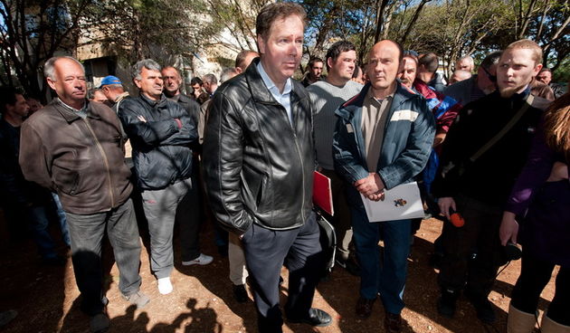 Zadar, 180412.Ispred upravne zgrade Gortan gradjenja odrzao se prosvjed radnika GP Gortan gradjenja zbog neisplacenih placa od 12. mjeseca 2011.Na fotografiji: Vedran Uranija – sindikalni predstavnik(crvena fascikla) i Nediljko Margarin – predstavnik ra