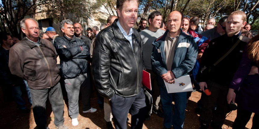 Zadar, 180412.Ispred upravne zgrade Gortan gradjenja odrzao se prosvjed radnika GP Gortan gradjenja zbog neisplacenih placa od 12. mjeseca 2011.Na fotografiji: Vedran Uranija – sindikalni predstavnik(crvena fascikla) i Nediljko Margarin – predstavnik ra