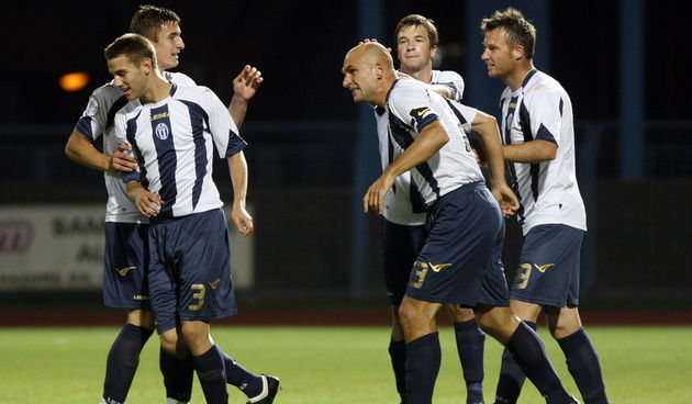 Cakovec, 021009.
Na gradskom stadionu Cakovec igra se prva utakmica 10. kola T-Com Prve HNL izmedju NK Medjimurja i Lokomotive iz Zagreba.
Na slici: igraci Lokomotive slave pogodak.
Foto: Andrej Svoger / Cropix