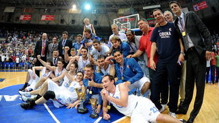 Zagreb, 100610.
Savska cesta 30, kosarkaski centar Drazen Petrovic, seniori, susret KK Cibona i KK Zadar, 5. odlucujuca utakmica za naslov prvaka Hrvatske.
Na slici: Cibona prvaci Hrvatske.
Foto: Damir Krajac / CROPIX Zagreb, 100610.
Savska cesta 30, kosarkaski centar Drazen Petrovic, seniori, susret KK Cibona i KK Zadar, 5. odlucujuca utakmica za naslov prvaka Hrvatske.
Na slici: Cibona prvaci Hrvatske.
Foto: Damir Krajac / CROPIX