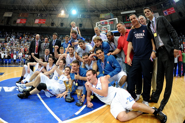 Zagreb, 100610.
Savska cesta 30, kosarkaski centar Drazen Petrovic, seniori, susret KK Cibona i KK Zadar, 5. odlucujuca utakmica za naslov prvaka Hrvatske.
Na slici: Cibona prvaci Hrvatske.
Foto: Damir Krajac / CROPIX Zagreb, 100610.
Savska cesta 30, kosarkaski centar Drazen Petrovic, seniori, susret KK Cibona i KK Zadar, 5. odlucujuca utakmica za naslov prvaka Hrvatske.
Na slici: Cibona prvaci Hrvatske.
Foto: Damir Krajac / CROPIX