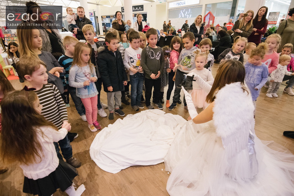 Sveti Nikola posjetio Supernova centar i razveselio mališane