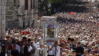 Slika Čudotvorne Gospe Sinjske u svečanoj procesiji ulicama Sinja, Foto: Tino Jurić/PIXSELL